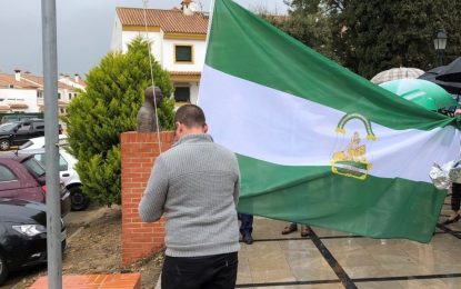 El Ayuntamiento de Los Barrios reparte banderas de Andalucía para que vecinos del municipio las cuelguen en sus balcones y ventanas con motivo del 28-F