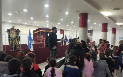 El concejal de Educación ha visitado la Exposición de Enseres Cofrades por la que han pasado cerca de 800 alumnos de la ciudad