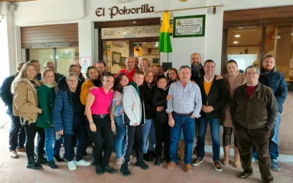 El Ayuntamiento de Los Barrios reconoce a la cafetería El Polvorilla y a la trayectoria profesional de su propietario
