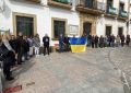Concentración silenciosa a las puertas del Ayuntamiento de Los Barrios por el aniversario de la guerra de Ucrania