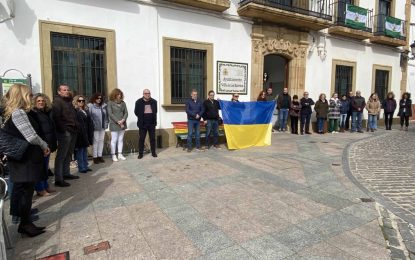 Concentración silenciosa a las puertas del Ayuntamiento de Los Barrios por el aniversario de la guerra de Ucrania