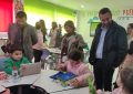 El alcalde y la delegada territorial de Educación visitan el Aula del Futuro y el Aula de Cocina del colegio Andalucía