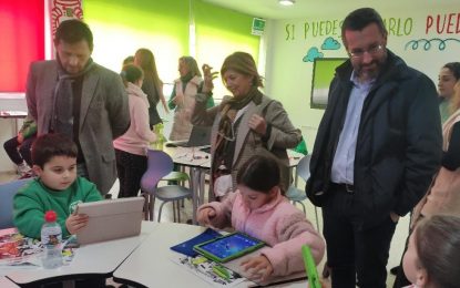 El alcalde y la delegada territorial de Educación visitan el Aula del Futuro y el Aula de Cocina del colegio Andalucía