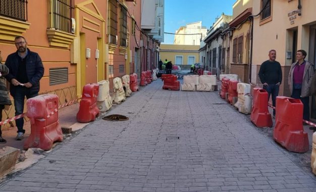 El PSOE de La Línea denuncia la pesadilla que llevan un año soportando los vecinos de la calle Crespo por unas obras mal ejecutadas