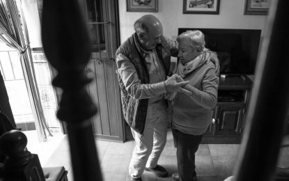 Una imagen de dos mayores de Los Barrios, protagonista en la muestra solidaria “La mirada del paciente” de CINFA en Madrid
