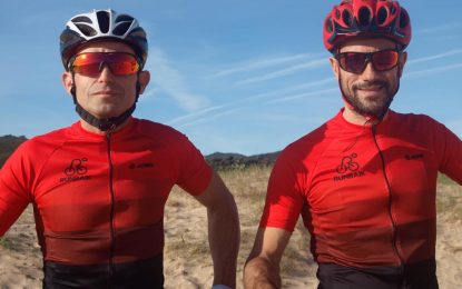 Dávila desea los mejores éxitos a Luis Mangas y Daniel Andrades, del club Runbike de Los Barrios, en la Absa Cape Epic 2023
