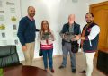 Alconchel entrega a Cáritas de Los Barrios las entradas para la fiesta del Toro Embolao para su distribución a cambio de un donativo de 1 euro
