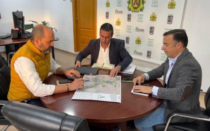 Alconchel y García conocen el nuevo proyecto del sendero fluvial en Los Barrios junto al río Palmones que ejecutará la Junta