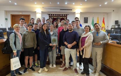 Pérez Cumbre da la bienvenida a los estudiantes franceses que visitan esta semana la villa