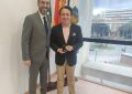 El alcalde recibe a Javier Sánchez Rivas, linense que actualmente ocupa cargos de responsabilidad en la Universidad de Sevilla