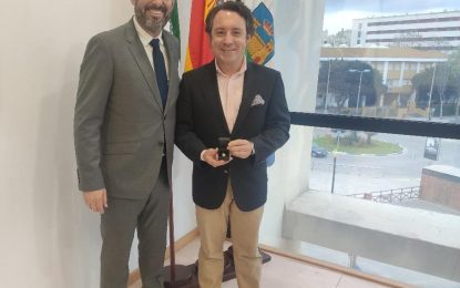 El alcalde recibe a Javier Sánchez Rivas, linense que actualmente ocupa cargos de responsabilidad en la Universidad de Sevilla