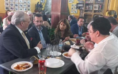 El alcalde y la concejal de Fiestas felicitan a la Pena Flamenca con motivo de su 42 aniversario