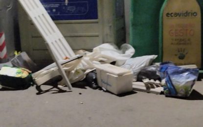 Vecinos de la calle San Pedro denuncian la mala ubicación de los contenedores de la basura