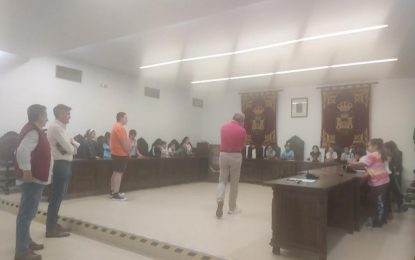 Escolares de tercer curso de Primaria del colegio Buenos Aires recrean un pleno municipal