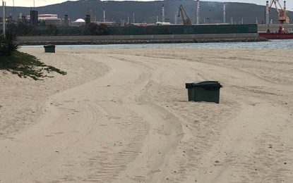 El Ayuntamiento acomete una limpieza de choque de la playa de Palmones con la llegada de la Semana Santa