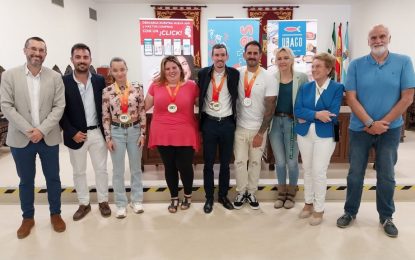 El alcalde recibe a deportistas de Asansull que han obtenido siete medallas en el Campeonato de España de Atletismo
