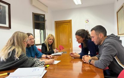 Gallego mantiene una reunión de coordinación para el inicio de las obras de remodelación de 13 parques infantiles
