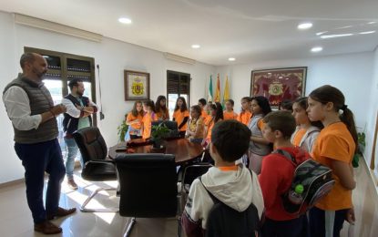 Escolares del colegio Maestro Juan González visitan el Ayuntamiento de Los Barrios