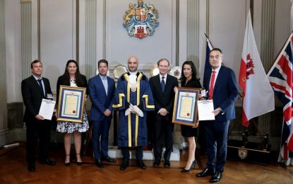 El Alcalde de Gibraltar impone la condecoración cívica de mayor rango de la ciudad a la GHA y los ERS por su dedicación durante la pandemia