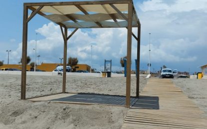 Playas instala pasarelas y zonas de sombra para personas con movilidad reducida en todo el litoral urbano
