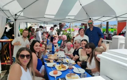 Los Barrios rinde homenaje a los mayores con el tradicional almuerzo en la feria