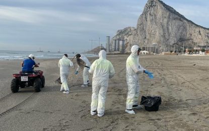 Playas amplia el dispositivo de limpieza de los nuevos restos de origen desconocido aparecidos hoy en la zona de levante y Santa Bárbara