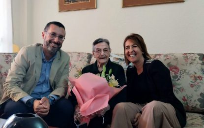 El alcalde felicita a  Matilde Adrián, la vecina más longeva de La Línea con 104 años