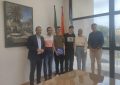 El alcalde recibe a dos alumnos del IES Tolosa que han obtenido muy buena clasificación en las Olimpiadas de Economía y Matemáticas