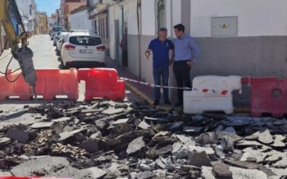 Obras y Servicios supervisa junto a Aqualia el inicio de las obras de mejora del alcantarillado en el cruce de calle Gibraltar con Mateo Inurria