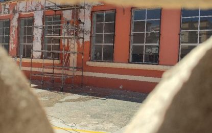 Educación confirma el inicio de trabajos de pintura y rehabilitación del  perímetro exterior del colegio La Velada