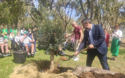 El alcalde participa en la siembra de un olivo en el parque dentro de las actividades organizadas por Fundación Cepsa con usuarios de Fegadi