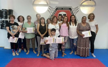 Lobato entrega los diplomas al grupo de tarde del taller de Yoguilates de Los Barrios