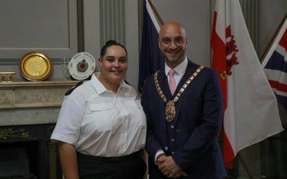 Una oficial dedica el Mes del Orgullo a concienciar sobre temas LGBT en las Fuerzas Armadas Británicas en Gibraltar