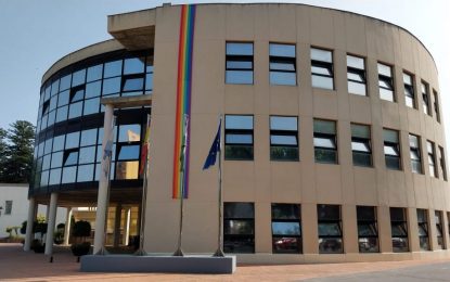 El Ayuntamiento despliega la bandera multicolor por el Día del Orgullo LGTBI+