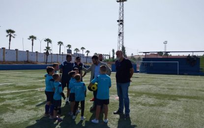 El alcalde visita el IV Campus de la Balona que se desarrolla en el campo del Atlético Zabal con 150 niños