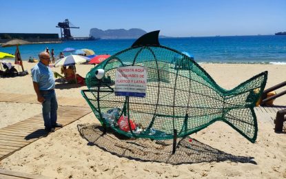 El Ayuntamiento instala dos peces ‘comeplásticos’ en la playa de Palmones
