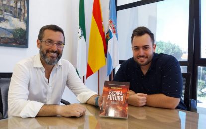 El alcalde recibe a Marcos Zamora, tras la publicación de su primera novela, “Escapa del futuro”