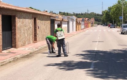 El Ayuntamiento y Arcgisa reanudan las tareas de desinsectación periódica de los alcantarillados en el municipio