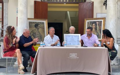El alcalde entrega un reconocimiento a Carlos Corbacho, homenajeado hoy en el Museo Cruz Herrera