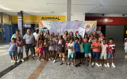Gallego y Silva dan la bienvenida a los niños saharauis del programa “Vacaciones en Paz” que hoy visitan el centro Bahía Plaza