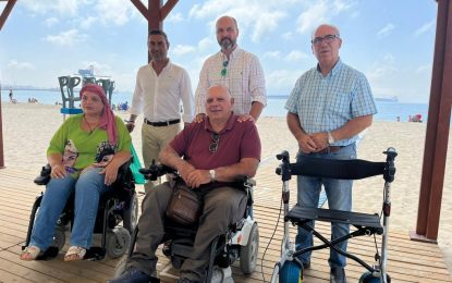 Visita a la zona de sombra adaptada para personas con movilidad reducida en la playa de Palmones