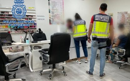 La Policía Nacional detiene a tres propietarios de establecimientos de estética por vulnerar los derechos de trabajadores extranjeros