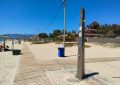 El Ayuntamiento retira las duchas de la playa de Palmones por el uso indebido y el despilfarro del agua