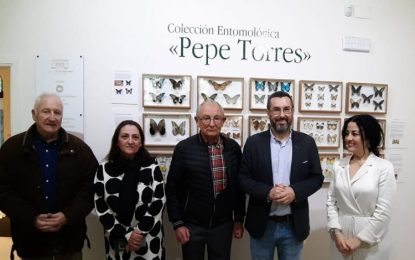 La concejal de Medio Ambiente felicita al entomólogo José Luis Torres por  una publicación en el boletín de la Asociación Española de Entomología