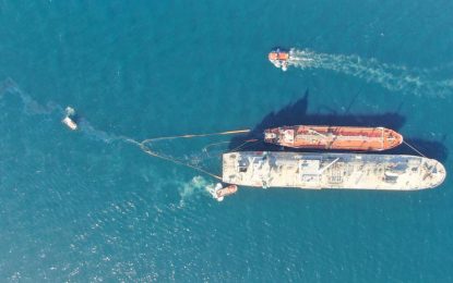 Suspendidas las operaciones en el puerto de Gibraltar tras un vertido de petróleo esta mañana en la bahía