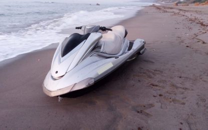 Aparece una moto de agua abandonada en la playa de la Alcaidesa