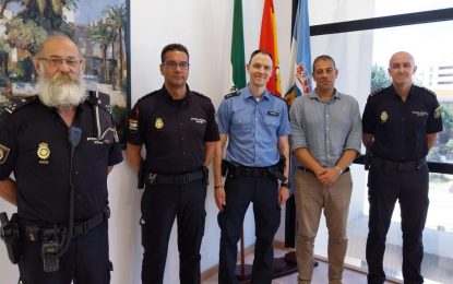 Juan Macías recibe al policía alemán del programa Comisarías europeas que patrullará durante 15 días en La Línea