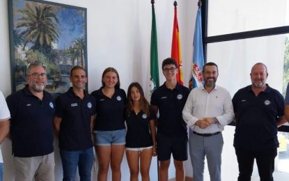 El alcalde recibe a deportistas del Club Marítimo Linense que participarán en el Campeonato Europeo de Remo de Mar