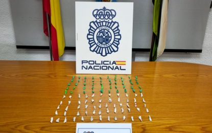 La Policía Nacional detiene en la barriada de Las Palomeras a una persona con 109 papelinas de cocaína preparadas para su venta