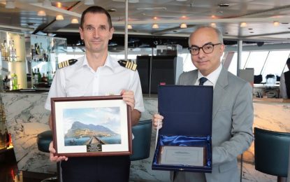 El Ministro del Puerto recibe al crucero ‘MS Renaissance’ en su escala inaugural en Gibraltar